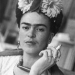 Фрида Кало\ Frida Kahlo Выдающаяся мексиканская художница, работала в жанре фолк-арт, картины Фриды Кало на сегодняшний день стоят миллионы долларов. В 30-х годах прошлого века была любовницей Льва Троцкого.