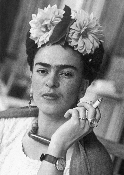 Фрида Кало\  Frida Kahlo Выдающаяся мексиканская художница, работала в жанре фолк-арт, картины Фриды Кало на сегодняшний день стоят миллионы долларов. В 30-х годах прошлого века была любовницей Льва Троцкого.