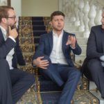 Владимир Зеленский даёт интервью Bild сидя на ступеньках