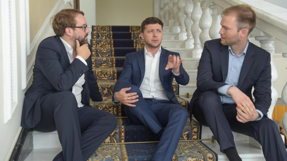 Владимир Зеленский даёт интервью Bild сидя на ступеньках