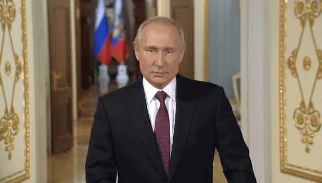 Президент России Владимир Путин поздравил сегодня выпускников российских школ.