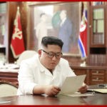 Ким Чен Ын читает письмо Дональда Трампа\ фото - ЦТАК