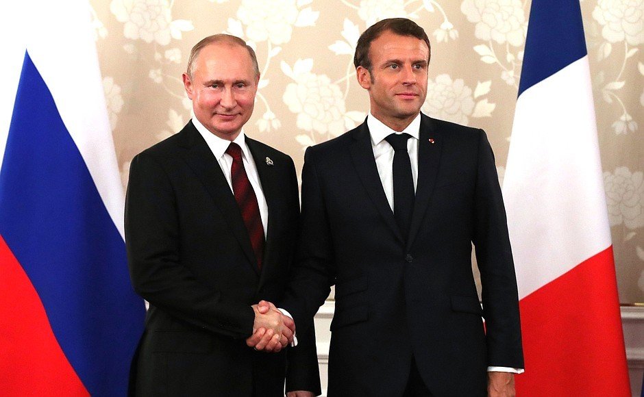 Владимир Путин и Эммануэль макрон ан саммите G-20 в Японии