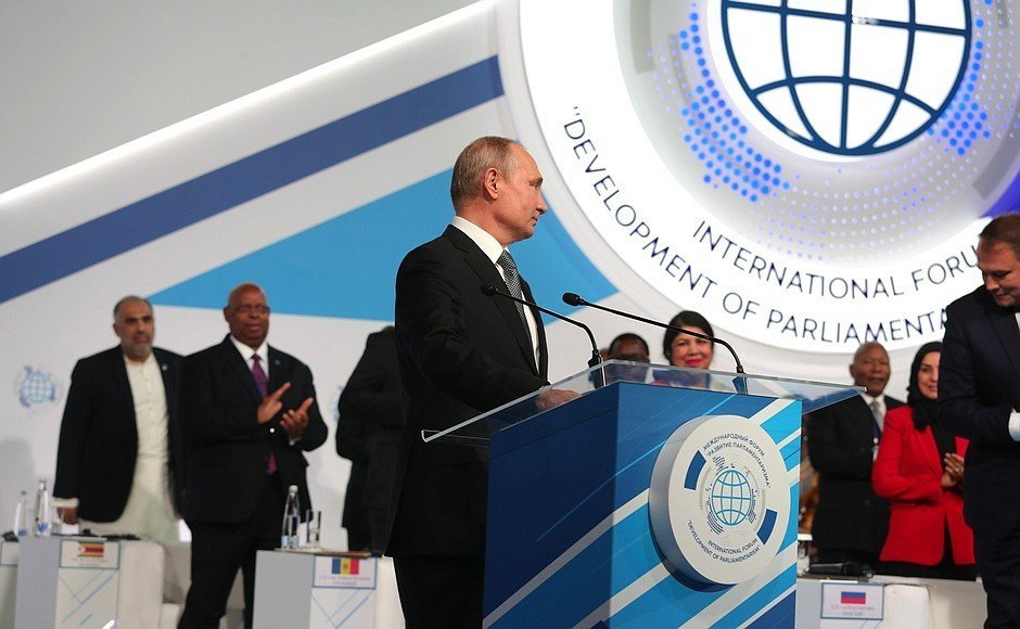 Владимир Путин На церемонии открытия второго Международного форума «Развитие парламентаризма». \ фото - пресс-служба Кремля
