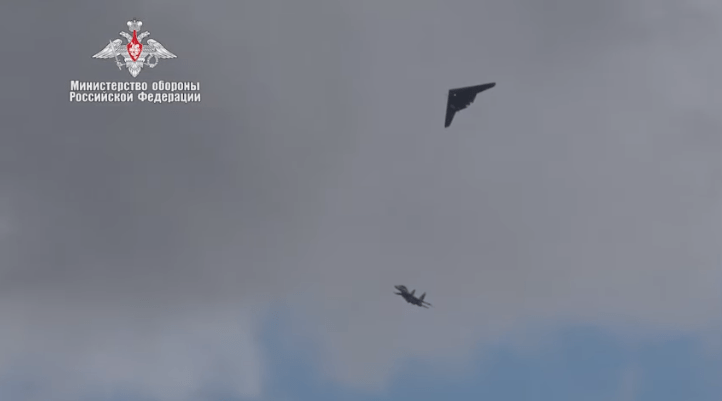 Миноброны показало кадры полёта беспилотника «Охотник» с истребителем