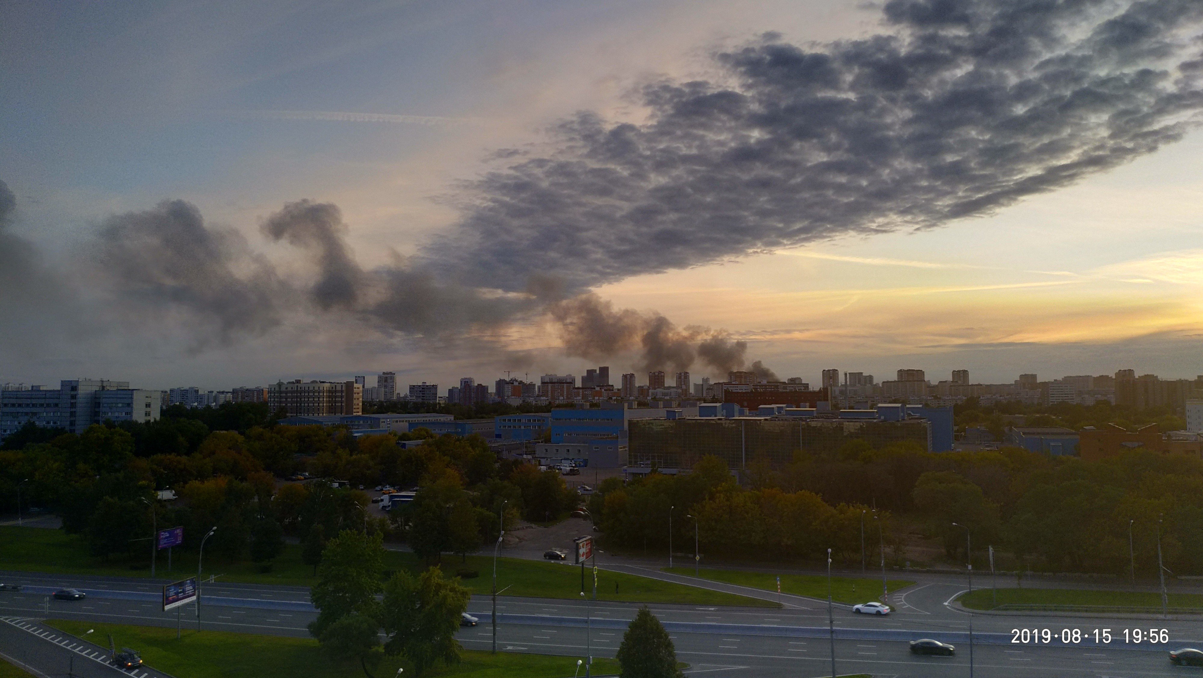 Пожар в промзоне на севере Москвы\ фото - TOCHKA.PRESS