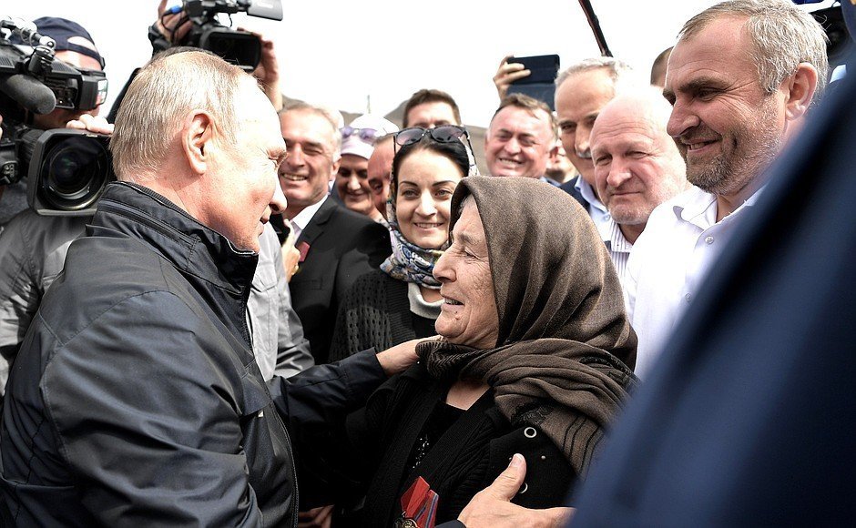 Владимир Путин на встрече с жителями Ботлиха, Дагестан\ фото - пресс-служба Кремля