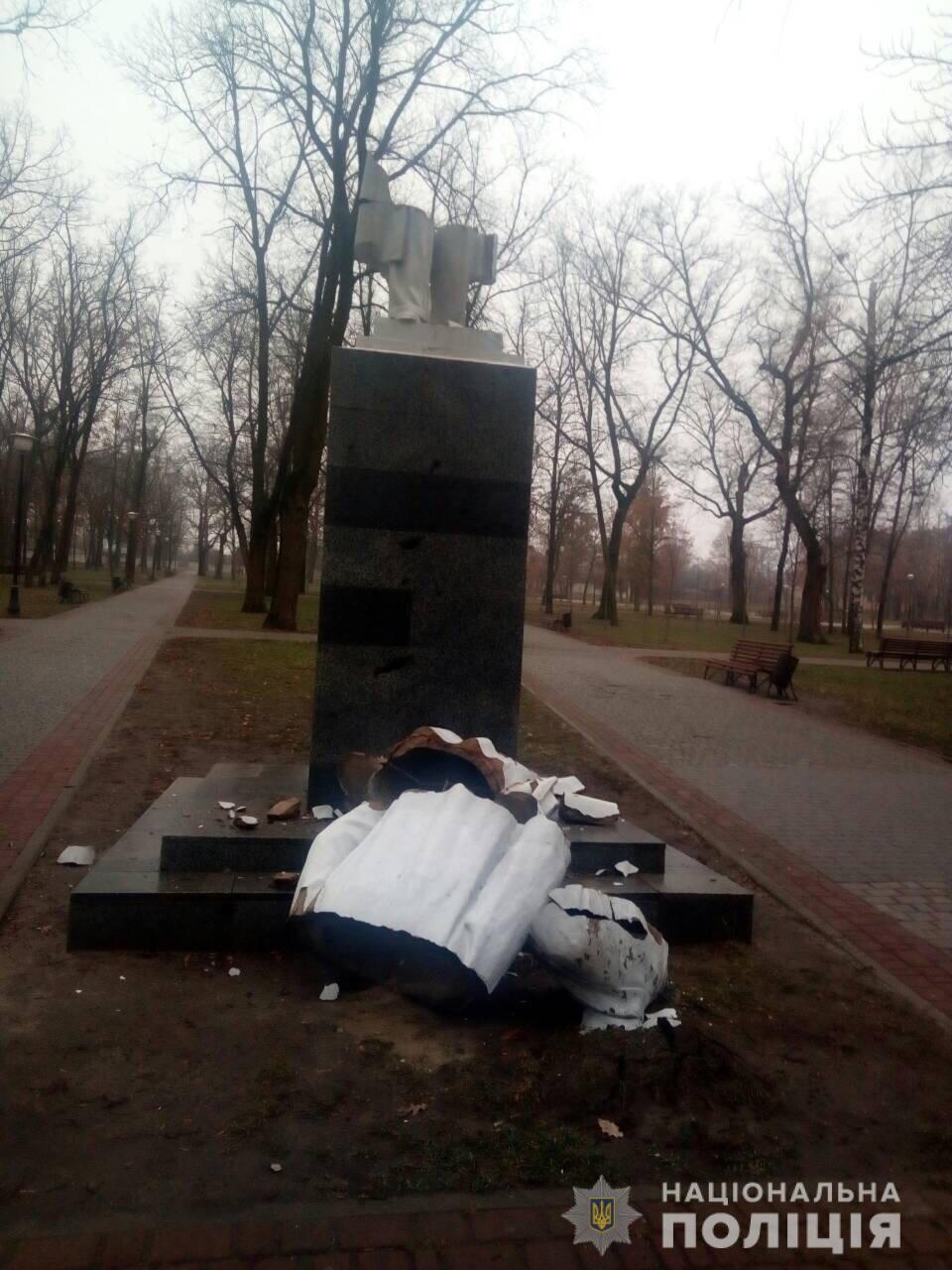 памятник Максиму Горькому в Харькове