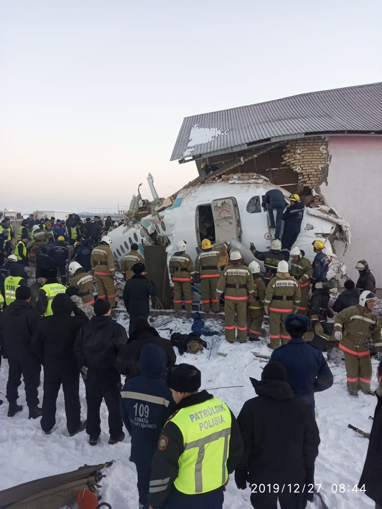 Появилось видео первых минут после крушения самолёта Bek Air в Казахстане