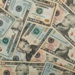 Грабитель в США разбросал деньги банка на улице, поздравляя всех с Рождеством