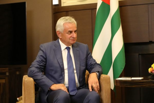 На волне протестов в Абхазии президент Хаджимба уходит в отставку