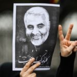 Тысячи иранцев вышли встречать гроб с телом убитого США генерала Сулеймани