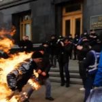 Человек поджог себя под офисом Зеленского в Киеве (видео)