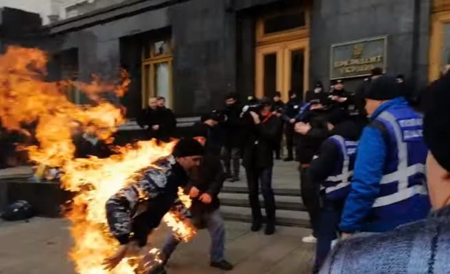 Человек поджог себя под офисом Зеленского в Киеве (видео)