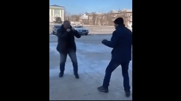 Украинцы прокомментировали видео драки украинских депутатов в Северодонецке (видео)