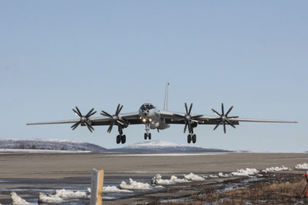Сила русского оружия: В небе над Крымом прошла дозаправка Ту-142 и Су-30СМ