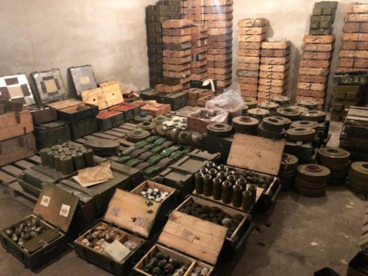 На Украине обнаружен арсенал частной армии с пушками, бронетехникой, ракетными установками и 100 тонн боеприпасов