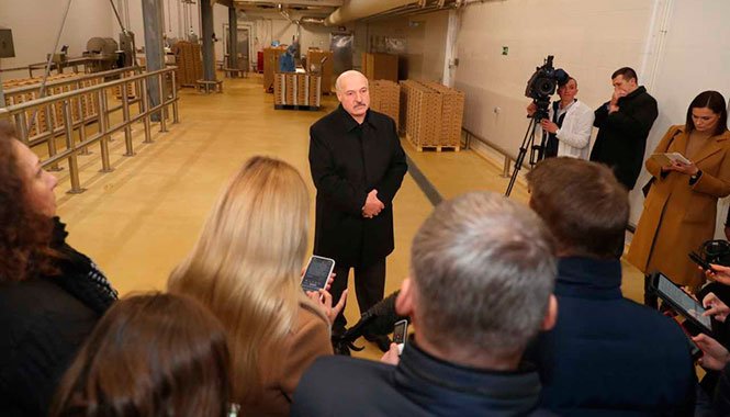 Лукашенко высказался против карантина и самоизоляции: (видео)