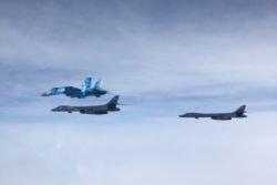 Бомбардировщики США до границ РФ сопровождали истребители Украины