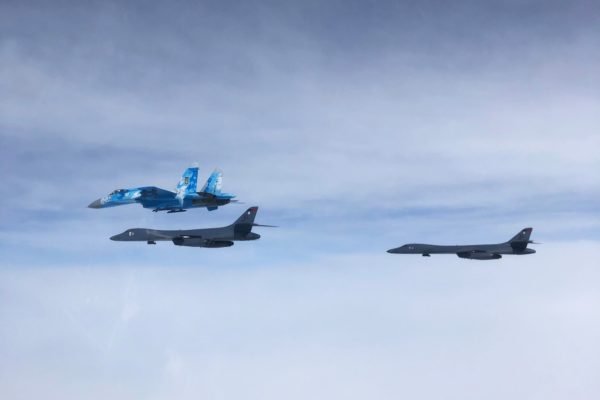 Бомбардировщики США до границ РФ сопровождали истребители Украины