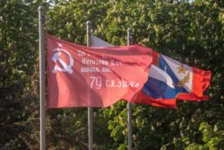 Флаги России и Победы