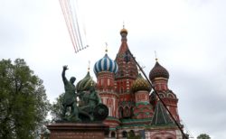 Президент возложил цветы к могиле Неизвестного солдата и поздравил россиян с Днём Победы и 75-летием окончания войны