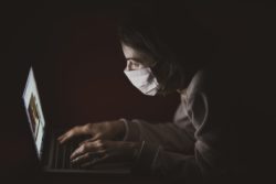 Почему почти треть россиян не верят в коронавирус