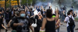 В Миннеаполисе беспорядки, жители громят полицию