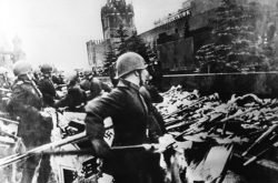 Попрание гитлеровских знамён на параде Победы 24 июня 1945 года\ историческое фото