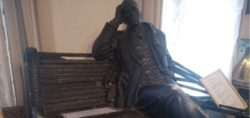 На Патриарших прудах отравили белого лебедя