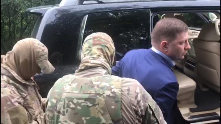 Обвинённый в серии убийств Губернатор Фургал спецбортом СК летит в Москву