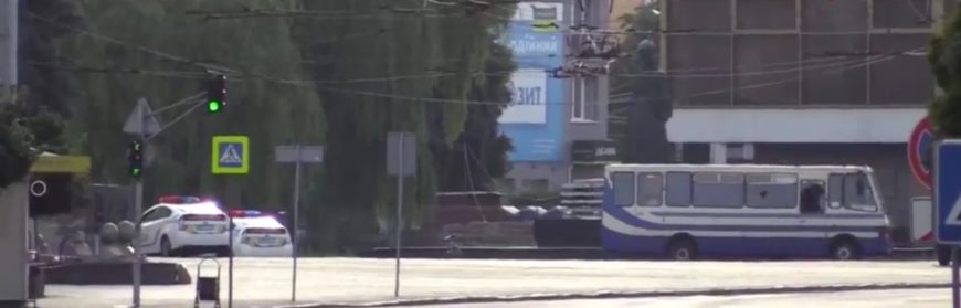 Спустя 9 часов заложникам в Луцке передали воду