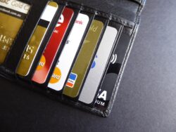 Важно. С 1 октября все пенсии и выплаты на детей - только на карты "Мир"
