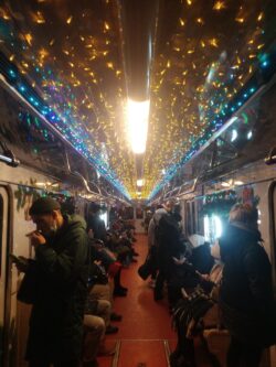 Новогодний поезд метро ЁЖ\ фото - Tochka Zрения