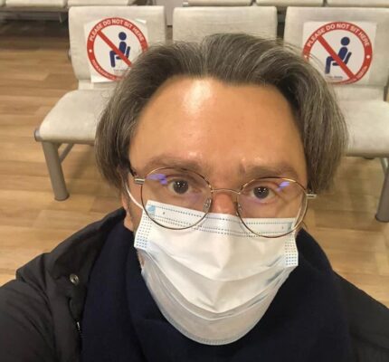 Шнуров обвинил Басту в ограничительных мерах в Петербурге на Новый год