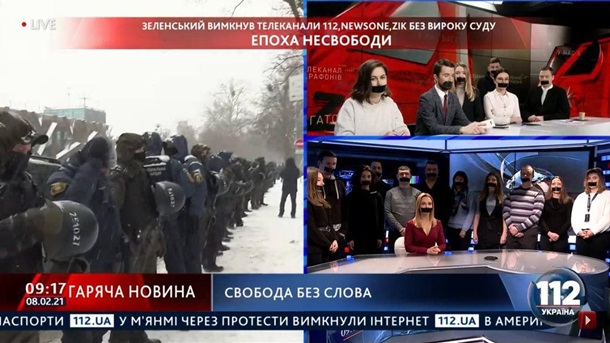 "Зе нацизм". Журналисты закрытых украинских каналов вышли на митинг и в эфир с заклеенными ртами