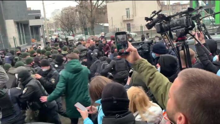 Националисты в Киеве попытались штурмом захватить телеканал "Наш"