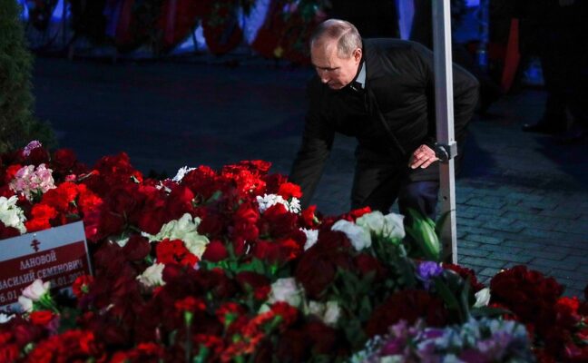 Путин почтил память Ланового и возложил цветы к его могиле