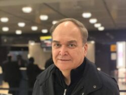 Посол России в США Анатолий Анонов в Москве, от комментариев СМИ он пока отказался