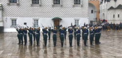 церемония развода пеших и конных караулов в Кремле