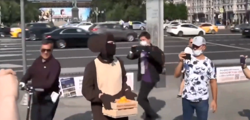 Чебурашка с апельсинами на митинге антипрививочников