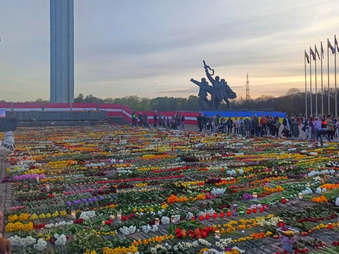 памятник освободителям Риги, соцсети