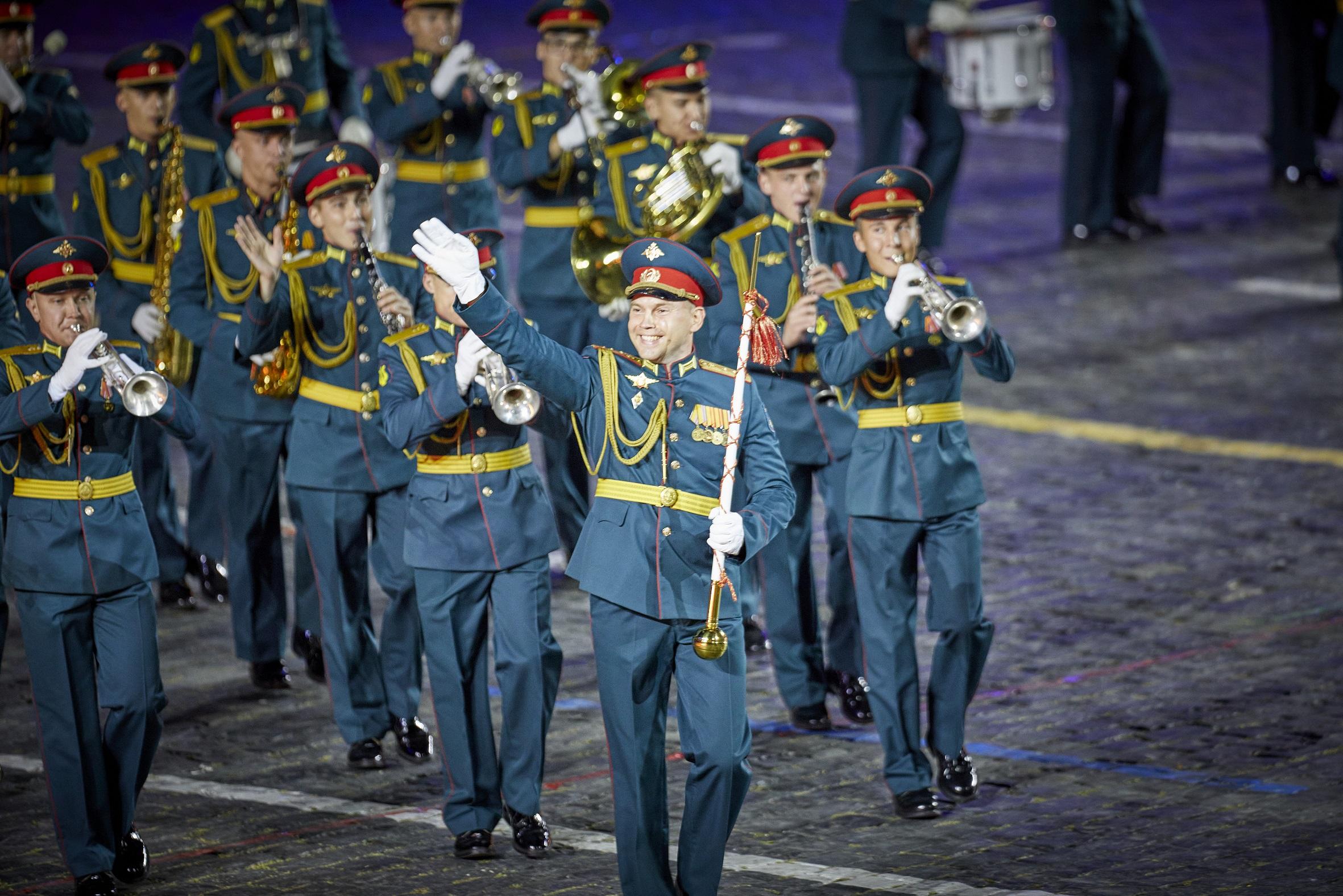 Оркестр курсантов Военного института, фото - Спасская башня